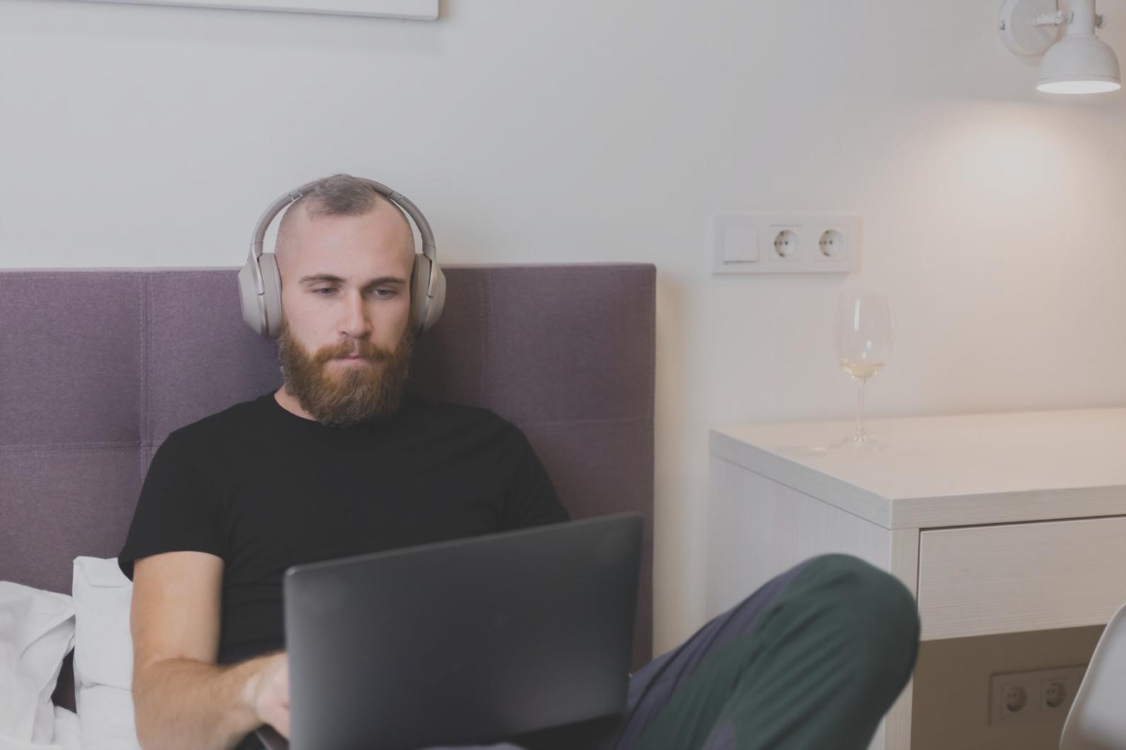 Profesionales trabajando en modelado financiero